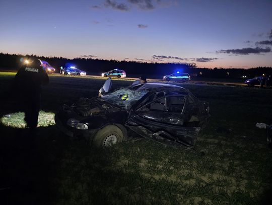 39-latek uciekał policji z promilem alkoholu i dożywotnim zakazem. Audi dachowało na polu