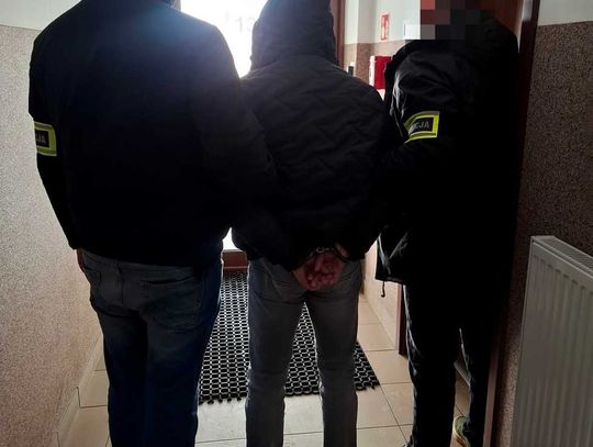 39-latek włamał się do sklepu i narobił strat na 60 tysięcy. Grozi mu nawet 15 lat więzienia