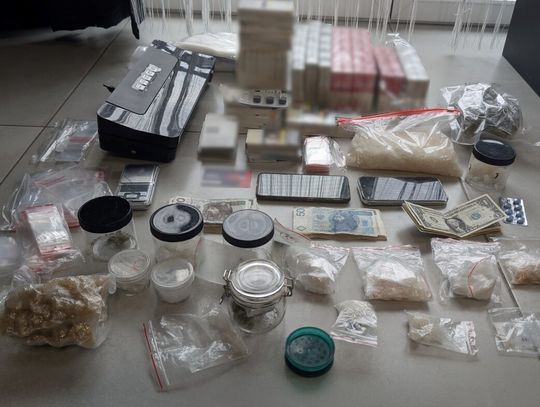 39-latek wpadł z narkotykami, dzień później policjanci zatrzymali 42-letniego hurtownika