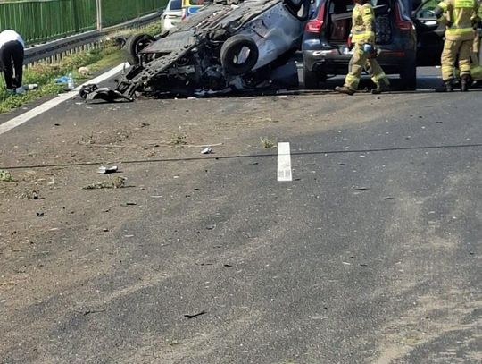 39-latka straciła panowanie nad autem na S7. Samochód dachował i uderzył w inne auto