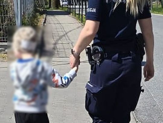 4-letni chłopiec szedł sam wzdłuż drogi krajowej. Zauważyli go policjanci. Młody zwiał przedszkolankom