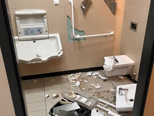 40-latek dostał furii w toalecie na stacji benzynowej. Rozwalił nawet muszlę klozetową 40-latek dostał furii w toalecie na stacji benzynowej. Rozwalił nawet muszlę klozetową