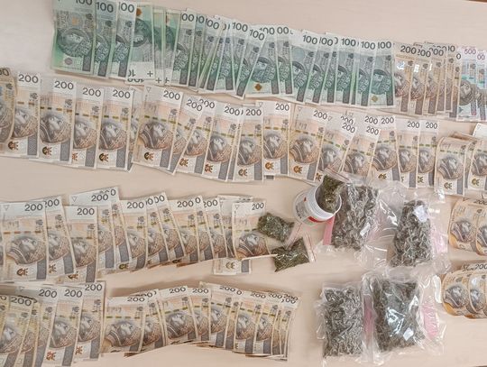 40-latek nie wiedział, że obserwują go policjanci. Zatrzymali go na ulicy i znaleźli narkotyki