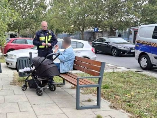 40-latek wiózł dziecko w wózku i popijał piwo. Tłumaczył funkcjonariuszom, że leczy kaca