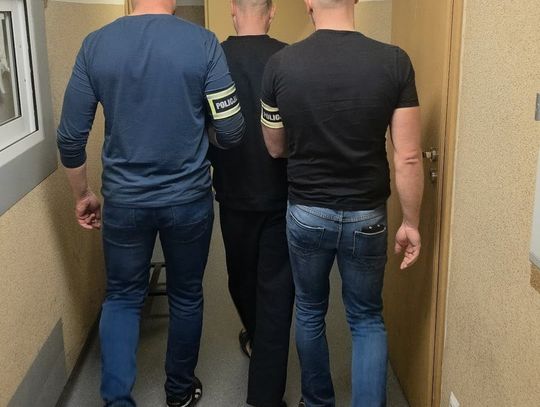 40-latek zaatakował maczetą dwie kobiety. Policjanci zatrzymali agresywnego recydywistę po pościgu