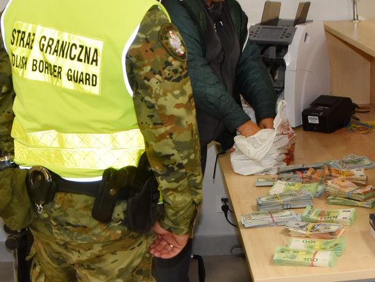 40-latka zatrzymana na pieszym przejściu granicznym z Ukrainą. W bagażu miała ponad 1,3 miliona zł