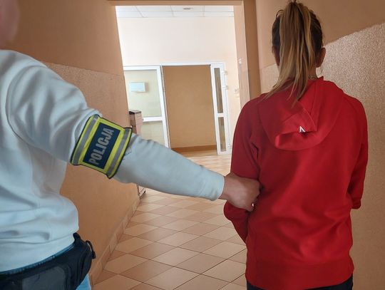 40-latka zatrzymana za serię kradzieży. Płaciła kartami, które wcześniej kradła innym
