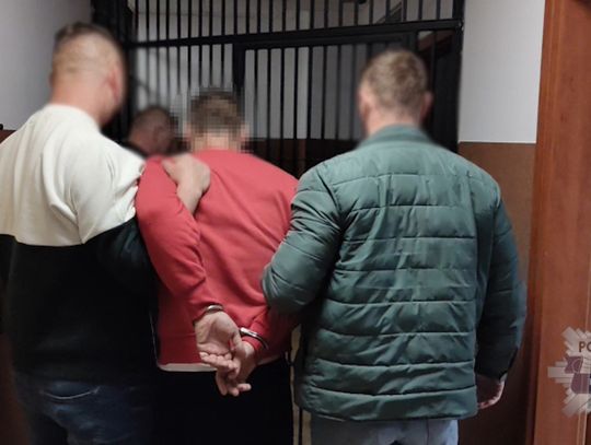 41-latek bił policjantów i uderzył 9-letnie dziecko. Po zatrzymaniu został objęty dozorem