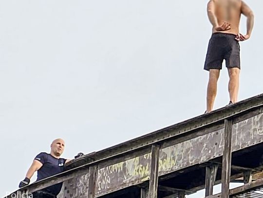 41-latek chciał odebrać sobie życie skacząc z mostu kolejowego. Policjant wszedł za nim na górę i uratował desperata