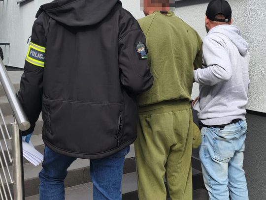 41-latek zginął po ataku nożami na parkingu. Dwaj podejrzani o zabójstwo trafili do aresztu