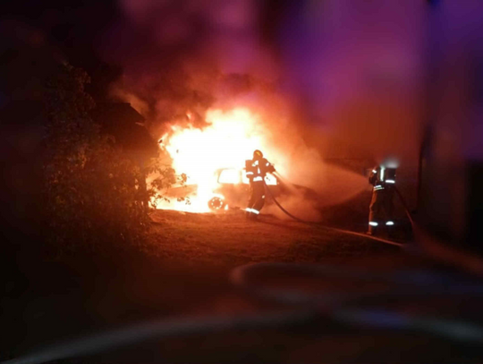 42-latek ukradł ojcu kluczyki do samochodu i wjechał w dom. Auto spłonęło, a on schował się w krzakach