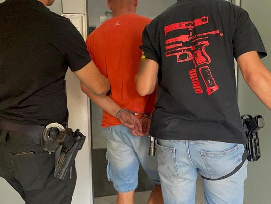 43-latek jechał jeepem przez miasto i uderzał w samochody. Dziewczyna pomogła mu się ukryć na działkach