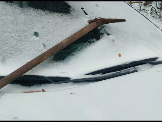 43-latek okradł w hotelu 22-letnią znajomą. Wychodząc chwycił kilof i wybił jeszcze szybę w aucie