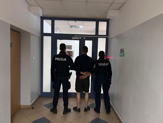 43-latek zaatakował komisariat policji i zdemolował przepompownię. Został aresztowany na 3 miesiące