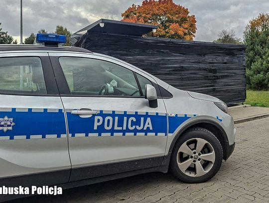 44-latek otworzył 77 skrytek w paczkomacie i porozrzucał przesyłki. Tłumaczy, że to jego hobby