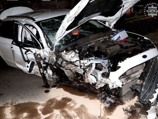 44-latek roztrzaskał forda na drzewie. Kierowca trafił do szpitala, było od niego czuć alkohol