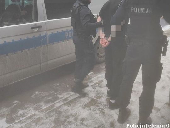 44-latek rzucił się z nożem na policjantów. Został obezwładniony i trafił do aresztu