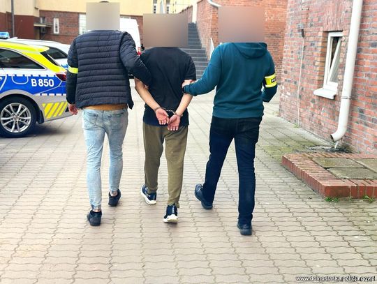 44-latek zaatakował 17-latka i próbował zabrać mu okulary. Uderzył też kobietę, która ruszyła z pomocą