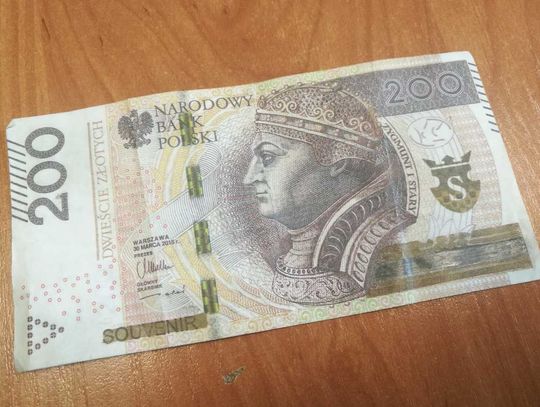 44-latek zapłacił w piekarni zabawkową dwusetką. Po dwóch tygodniach zapukali do niego policjanci