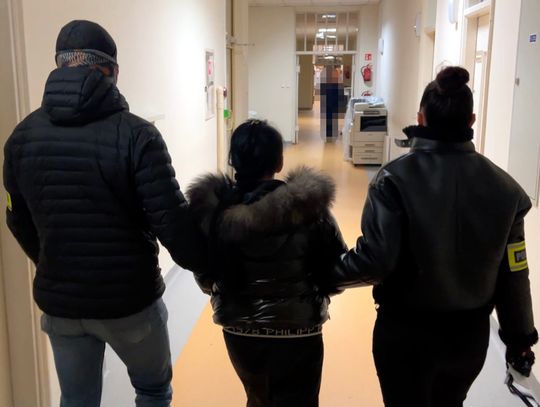 45-latka zatrzymana na gorącym uczynku. Odebrała reklamówkę, w której było ponad 200 tysięcy złotych