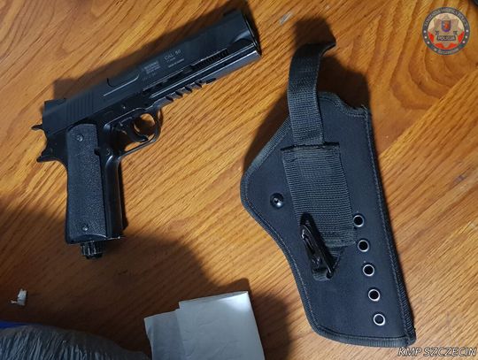 46-latek jeździł z pistoletem. Groził nim innemu kierowcy. Kontrterroryści zrobili mu nalot