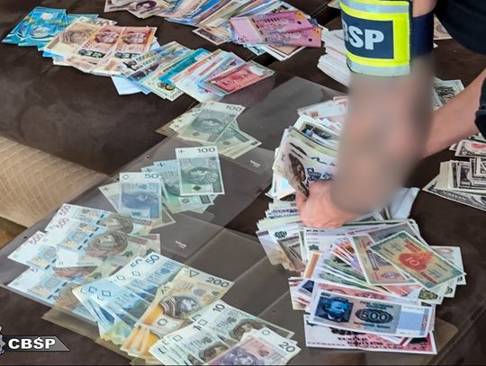 47-latek miał domową drukarnię pieniędzy. Banknoty sprzedawał na portalach internetowych