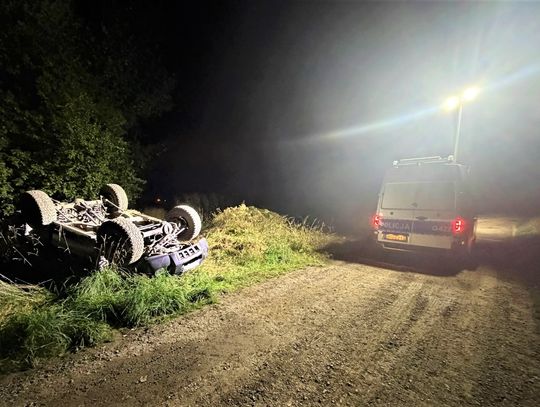 47-latek nie zapanował nad terenowym Nissanem i dachował. Mężczyzna jechał z córką i znajomym