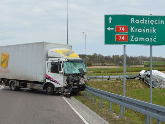 48-latek w busie wymusił 19-latkowi w ciężarówce. Trzy osoby ranne po groźnym wypadku 48-latek w busie wymusił 19-latkowi w ciężarówce. Trzy osoby ranne po groźnym wypadku