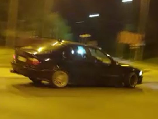 5 tysięcy mandatu dla driftera w BMW. Ktoś wrzucił filmik do internetu, zobaczyli go policjanci i postanowili działać