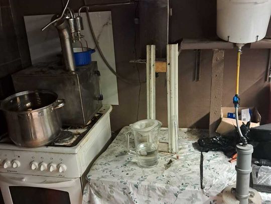 50 litrów zacieru, destylator do produkcji bimbru, a do tego mefedron i marihuana. 41-latek zatrzymany