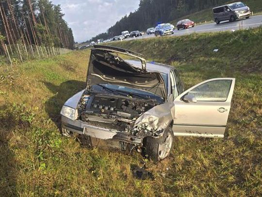 5000 zł mandatu  dla 21-latki. za wjechanie w auto stojące w korku. Na pomoc kobietom ruszyła załoga karetki z kolumny wojskowej