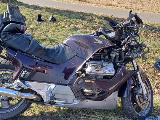 53-latek poważnie ranny po wjechaniu hondą w drzewo. Mężczyzna nie miał uprawnień na motocykl