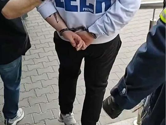 54-letni mężczyzna zmuszony do rozebrania się na ulicy. Czterem agresorom nie podobały się jego ciuchy