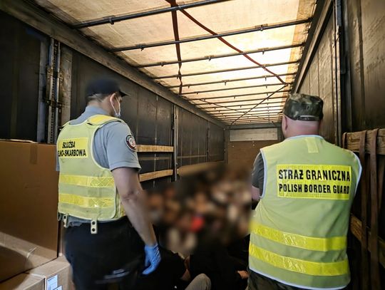 54 nielegalnych imigrantów stłoczonych w naczepie ciężarówki. Służby udaremniły przerzut ludzi