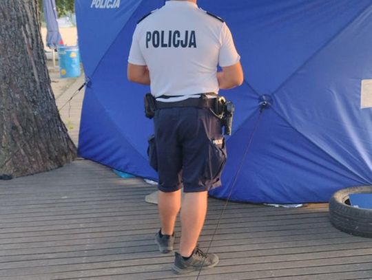 57-latek chciał dopłynąć do żaglówki, która sama odcumowała. Stracił siły i zniknął pod wodą