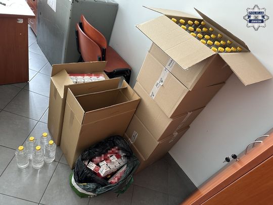 57-latek miał lewy spirytus i papierosy. Oferował policjantom 20 tysięcy złotych łapówki