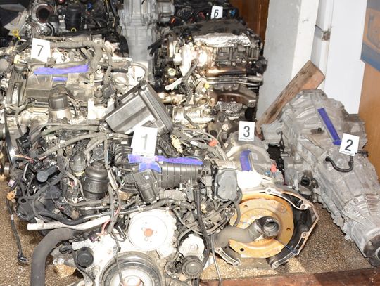 57-latek na 3 posesjach składował części z aut skradzionych w Polsce, Włoszech i Wielkiej Brytanii