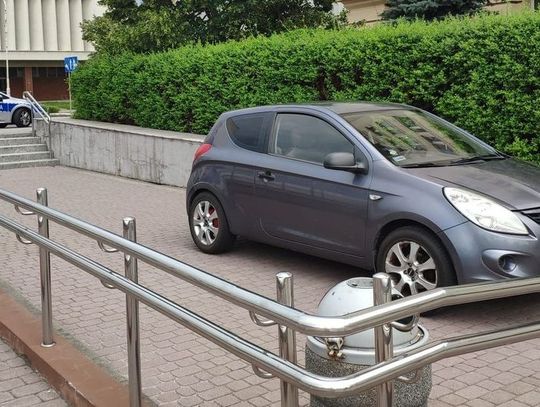 60-letni kierowca zjechał hyundaiem po schodach. Tak pokierowała go nawigacja samochodowa