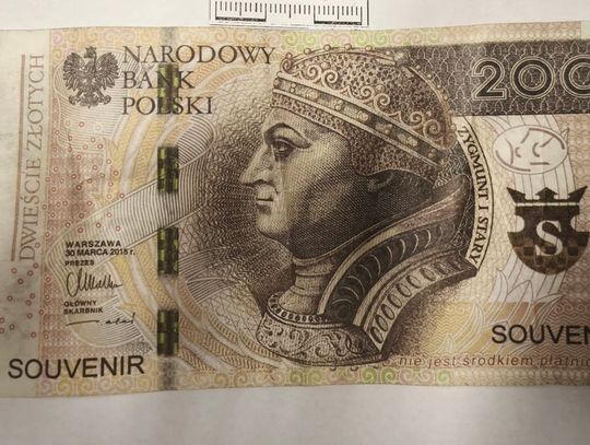 61-latek próbował oszukać w sklepie, płacąc zabawkowym banknotem. Może trafić do więzienia na 8 lat