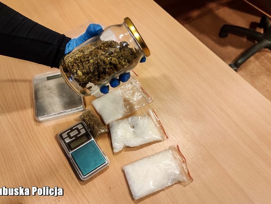 62-letni diler miał w mieszkaniu słoik marihuany i woreczki z metamfetaminą. Został aresztowany
