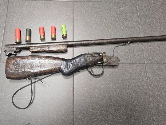 63-latek postrzelił się podczas czyszczenia broni. Poszkodowany mężczyzna trafił do szpitala