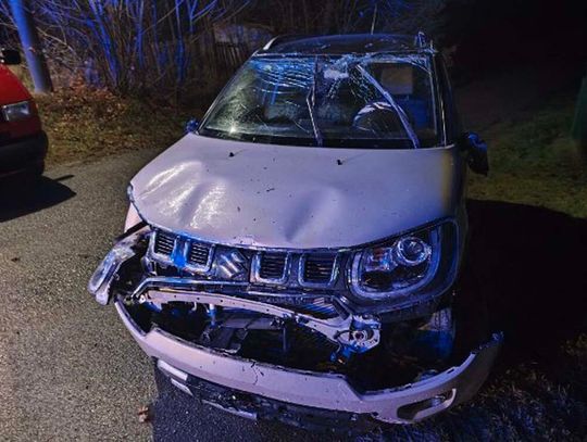 64-latka z 3 promilami jechała autem. To mogło skończyć się tylko w jeden sposób. Samochód dachował