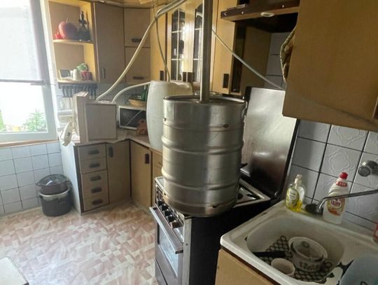 67-latek pędził bimber w bloku. W mieszkaniu miał instalację i blisko 500 litrów alkoholu
