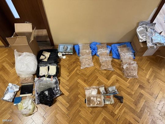 67-latek zatrzymany z nakotykami wartymi milion złotych. Policjanci przejęli też broń i gotówkę