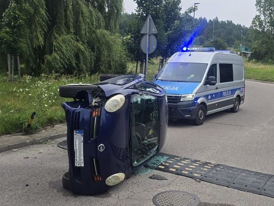 67-latka wywróciła nissana na progu zwalniającym. Miała 1,5 promila i przewoziła wnuczkę