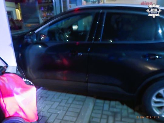 69-latek wjechał fordem w budynek stacji paliw. Sam nie potrafił powiedzieć, jak do tego doszło