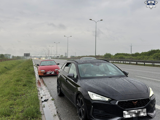 Chcieli zatrzymać zdezelowaną mazdę na autostradzie, ale kierowca zaczął uciekać. Miał zakaz do 2030 Chcieli zatrzymać zdezelowaną mazdę na autostradzie, ale kierowca zaczął uciekać. Miał zakaz do 2030