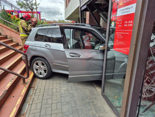 72-latka pomyliła gaz z hamulcem. Zjechała po schodach i staranowała witrynę poczty