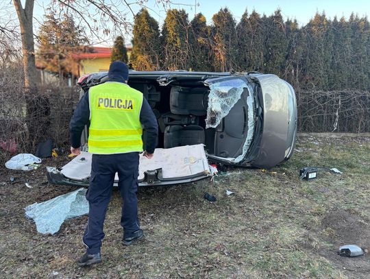 72-letni kierowca zasłabł w czasie jazdy. Po uderzeniu w skarpę, auto wylądowało na boku