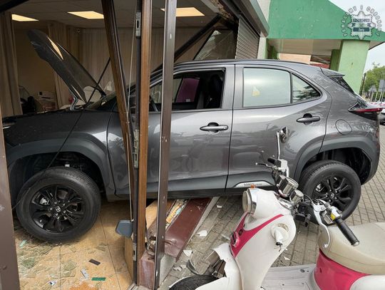 73-latek pomylił się za kierownicą. Staranował witrynę salonu kosmetycznego